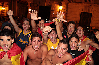 Illustration for article titled A Gallery Of Happy Spaniards Yelling And Burning Stuff (UPDATES)